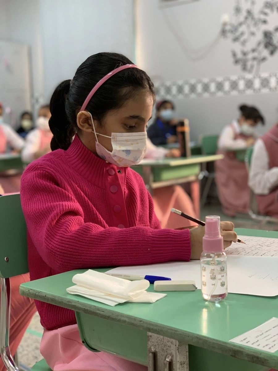 للمرة الأولى أدى طلاب وطالبات الابتدائية أمس الاختبارات حضوريا بعد تأديتها عن بعد لمدة عامين دراسيين بسبب جائحة كورونا، فيما كانت الحضورية الثانية للمرحلتين المتوسطة والثانوية بعد نجاحها في اختبارات نهاية الفصل الدراسي الأول.
