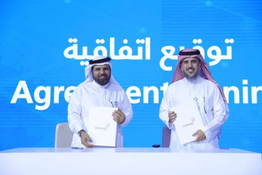 نائب المحافظ للتخطيط والتطويرل (التحلية) المهندس عبدالعزيز البابطين، والوكيل ل (الجامعة السعودية الإلكترونية ) الدكتور وافي البلوي.