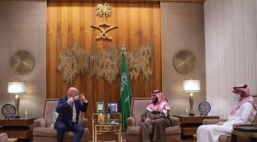 خلال لقاء ولي العهد يرئيس الفيفا (واس)