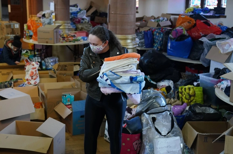 فارون يجمعون ملابسهم قبل المغادرة 