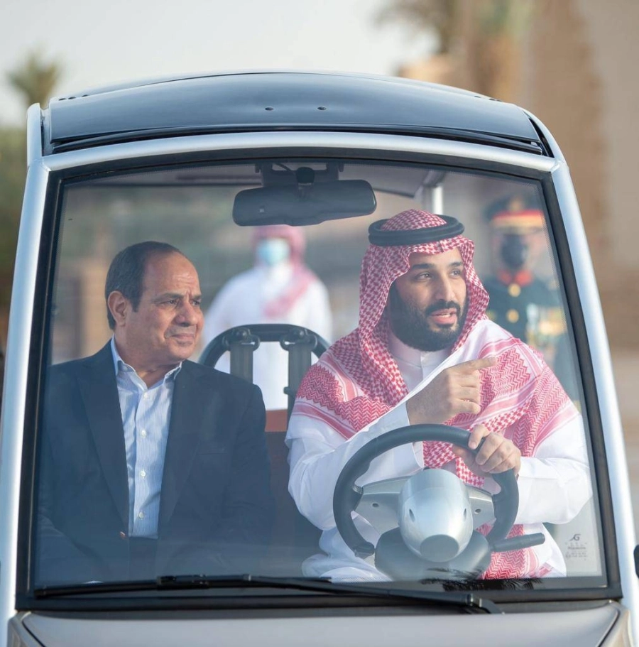 ولي العهد مصطحبا الرئيس السيسي في جولة بحي الطريف التاريخي                                   (واس)