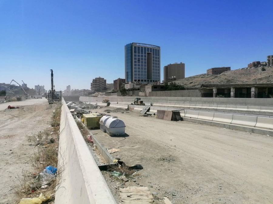 الأعمال المتبقية لمشروع الطريق الدائري الثاني في العاصمة المقدسة (شارع الطندباوي) بطول 5 كلم. (أنس الحارثي)