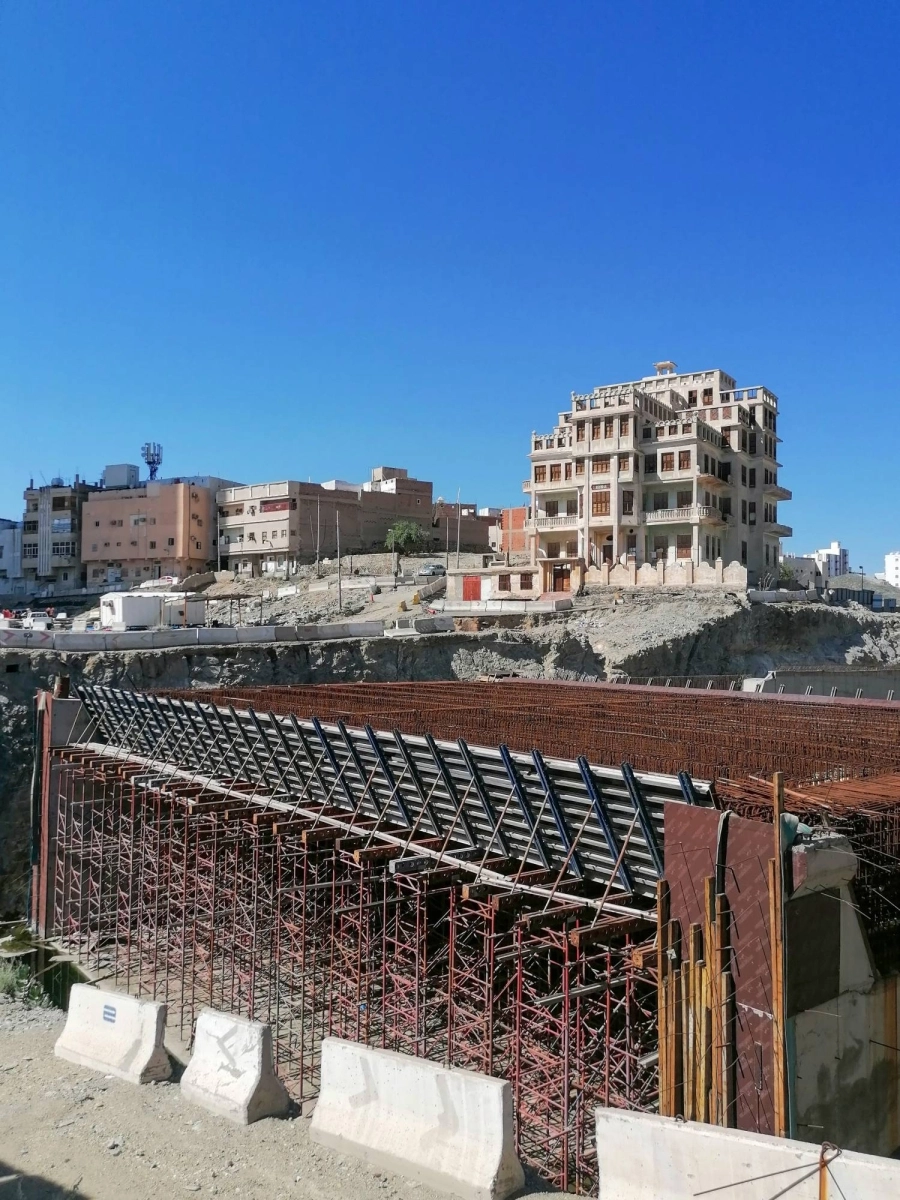 الأعمال المتبقية لمشروع الطريق الدائري الثاني في العاصمة المقدسة (شارع الطندباوي) بطول 5 كلم. (أنس الحارثي)