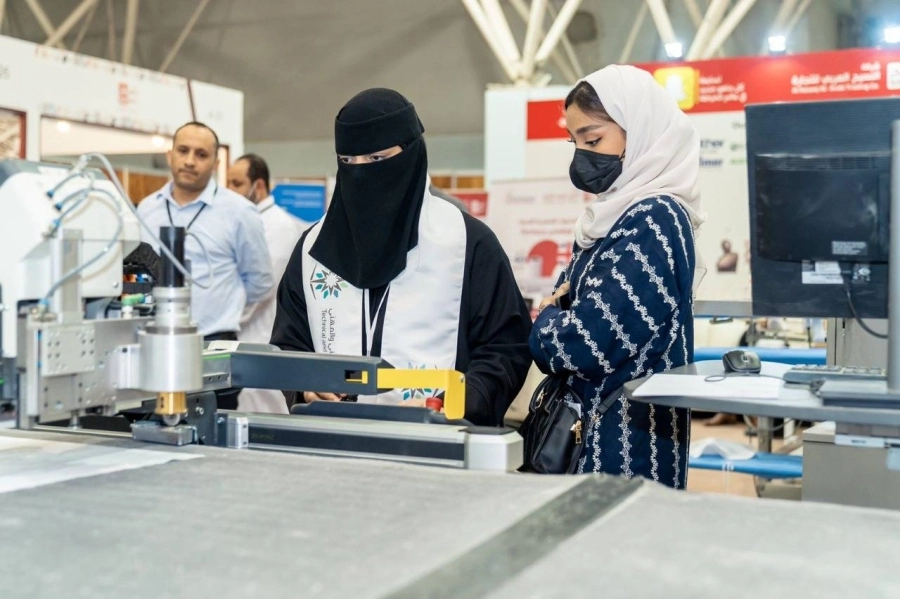 كوادر نسائية وطنية تعمل في صناعة الثباب السعودية