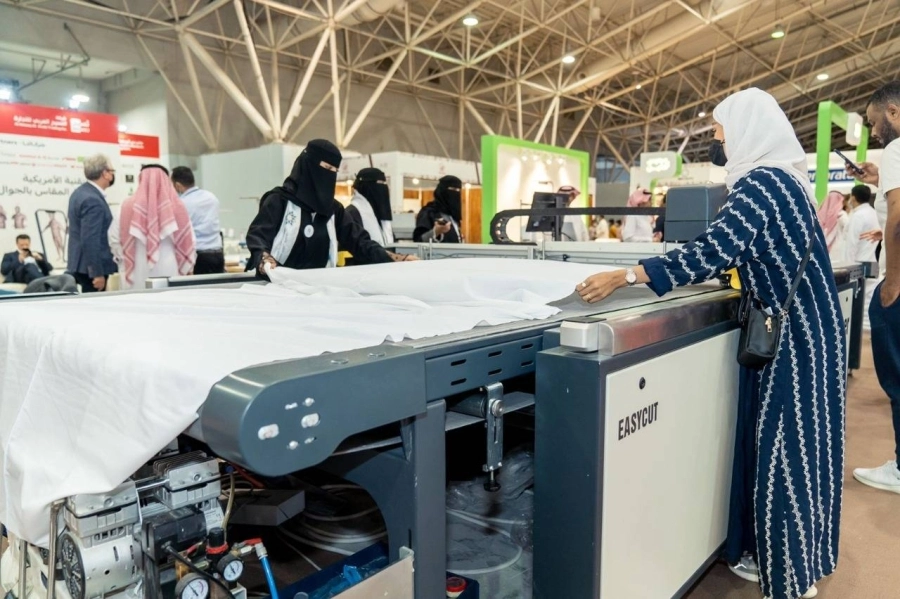 كوادر نسائية وطنية تعمل في صناعة الثباب السعودية