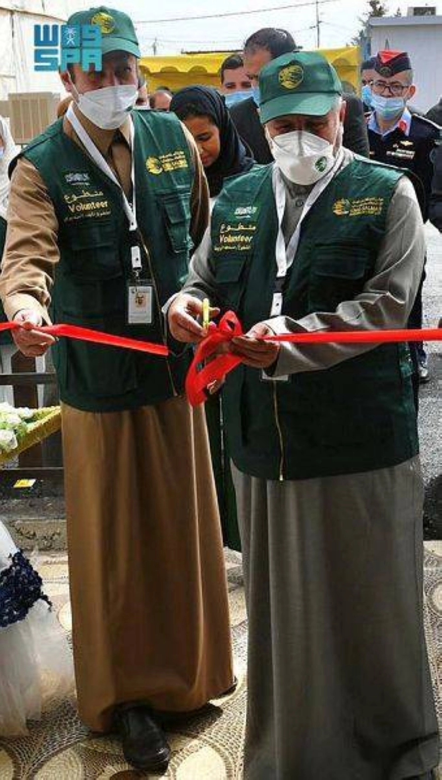 






.. ويفتتح أحد المشاريع الجديدة