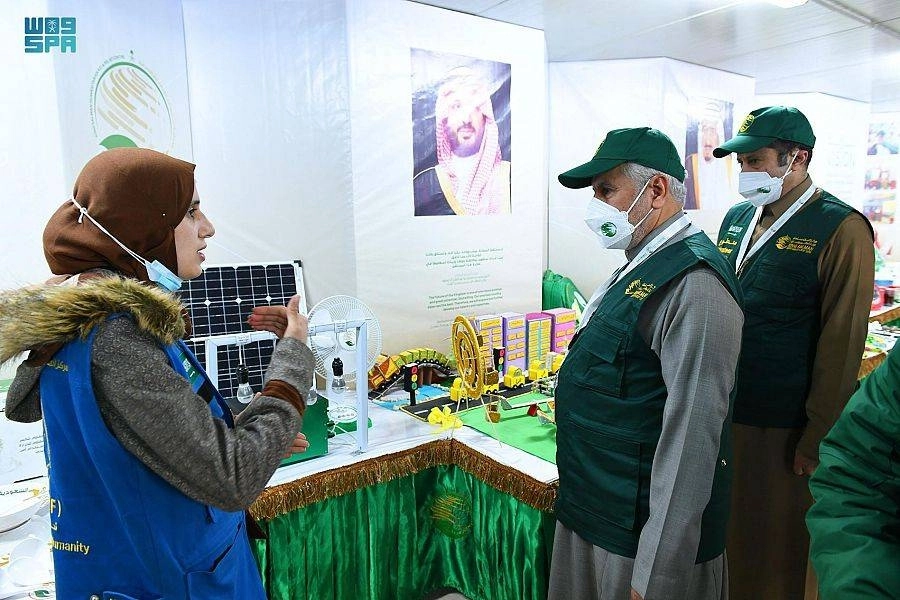 






الربيعة يستمع لإحدى المتطوعات في مخيم الزعتري               (واس)