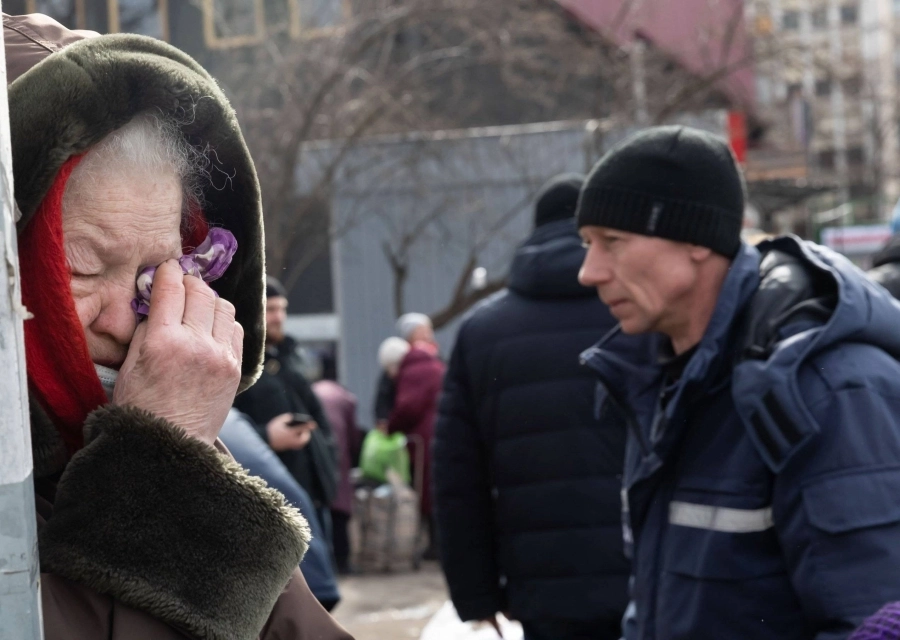 






أوكرانية تبكي بعد أن اضطرت لمغادرة منزلها بسبب الحرب                  (د ب أ)