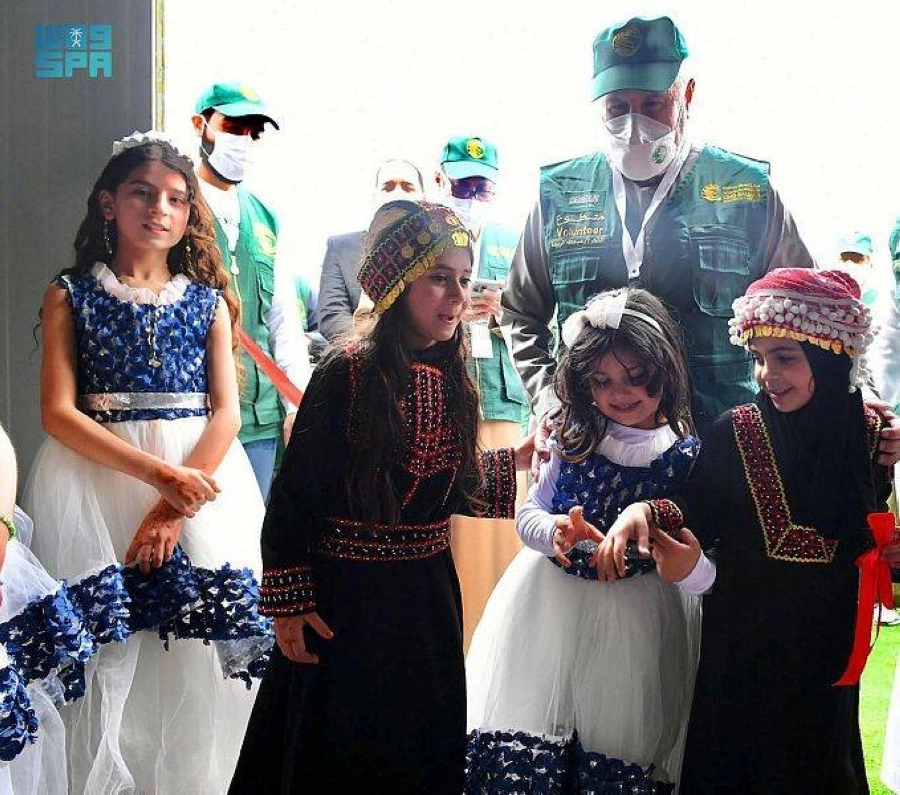 فتيات سوريات خلال تدشين المشروع           (واس)