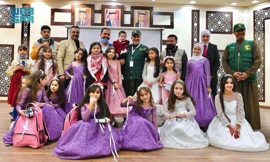 المشرف على مركز الملك سلمان للإغاثة يتوسط الأيتام                                            (واس)