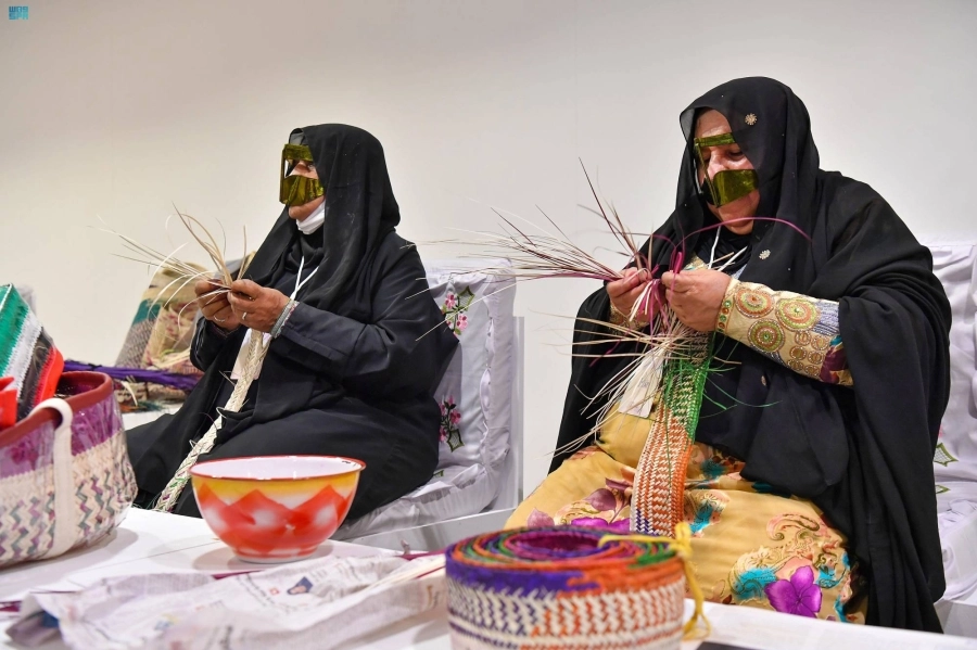 






سعوديتان تقدمان أعمالا حرفية                           (مكة)