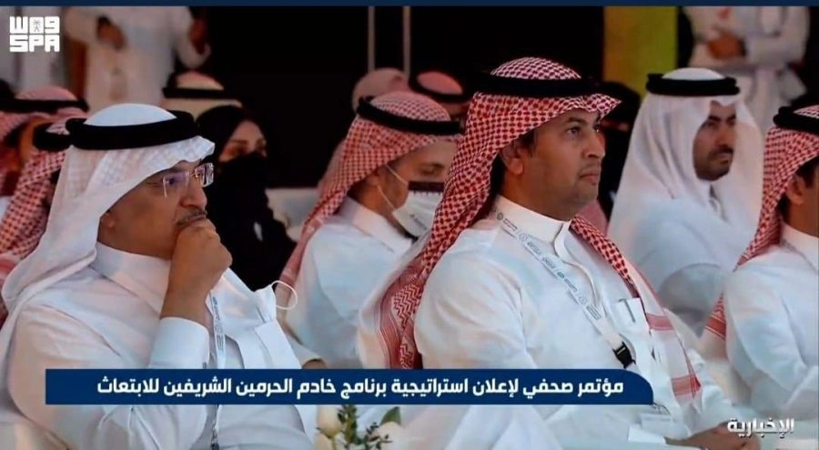 طلاب يتابعون اللقاء 