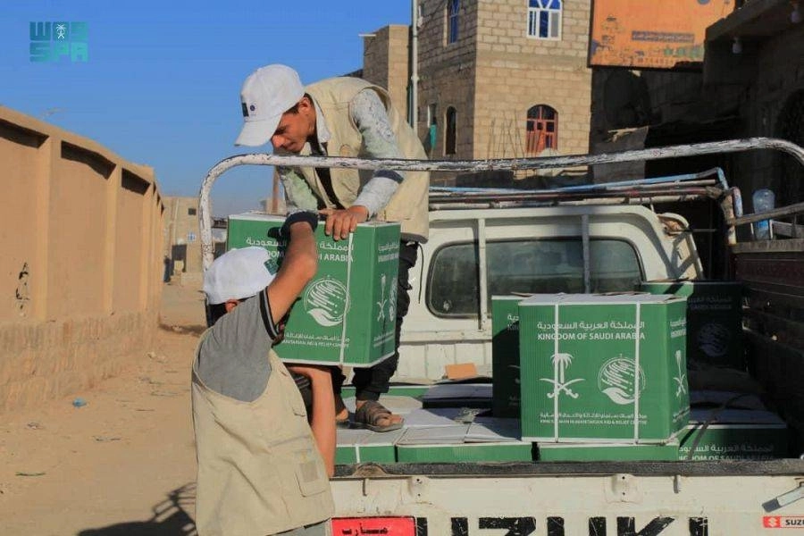 من توزيع السلال الغذائية في مأرب     (واس)
