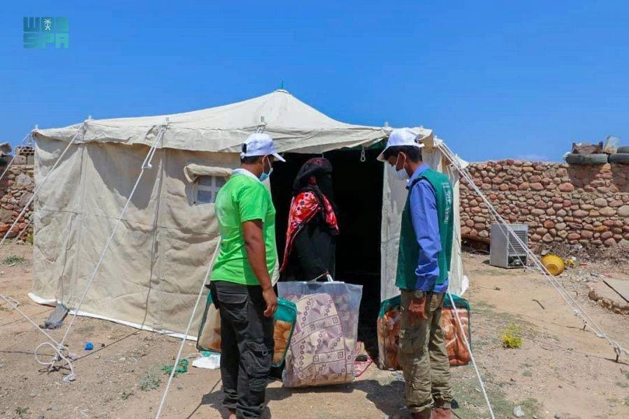 أسرة تتسلم المساعدات الإيوائية        (واس)