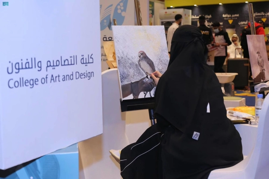 



من الأعمال التشكيلية بالمعرض                                     (مكة)