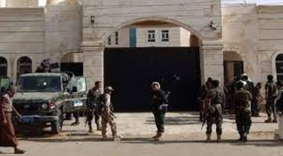 حراسة مشددة أمام أحد محاكم الحوثي (مكة)