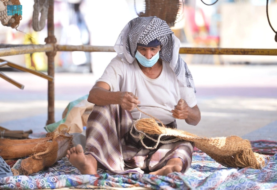 



أحد المهرة يسترجع ذكريات الماضي (مكة)