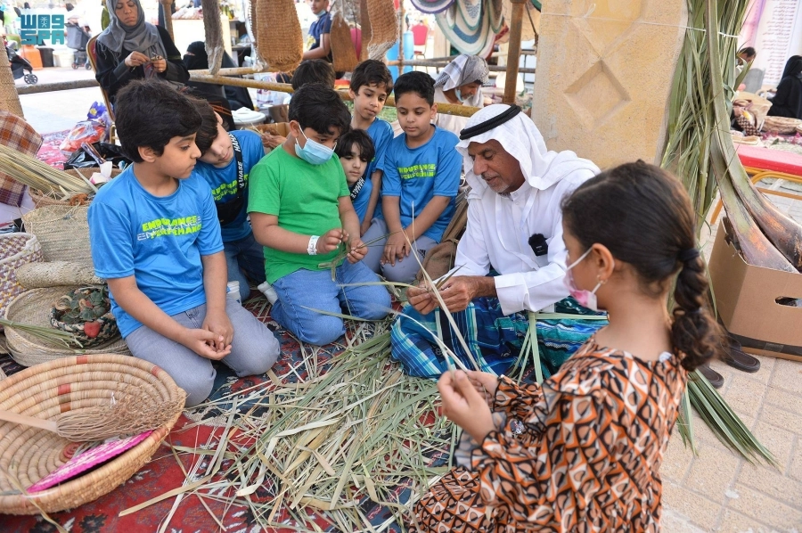 



أطفال يطلعون على صناعة تقليدية