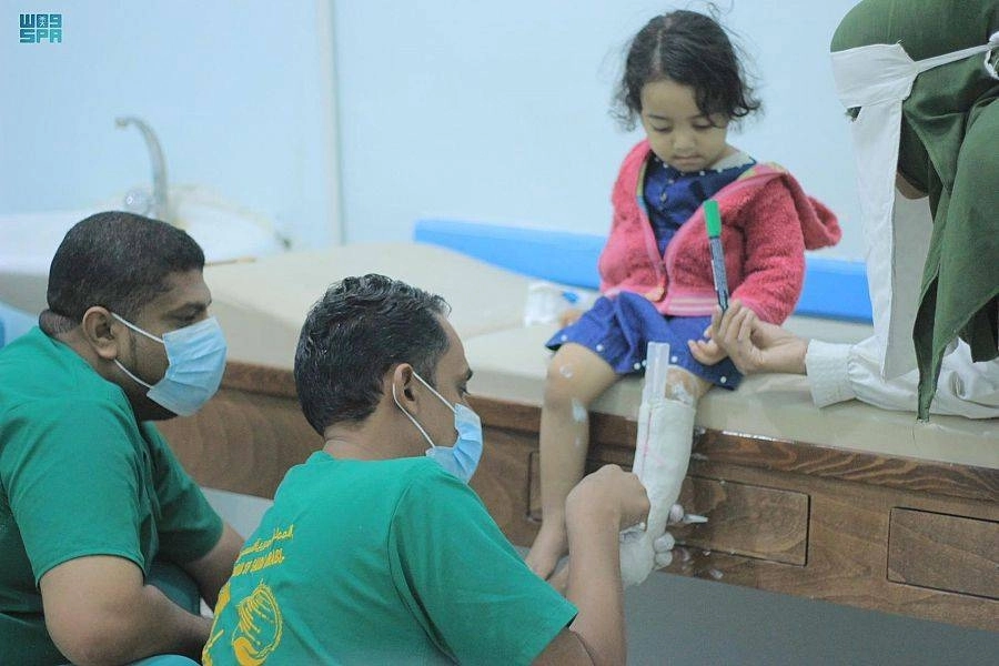 الفريق الطبي يعالج طفلة فقدت قدمها          (واس)