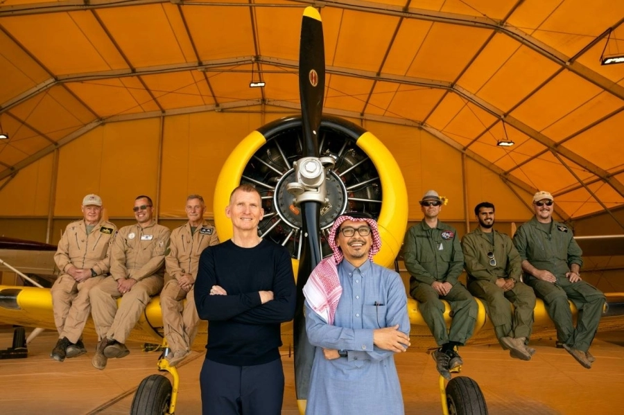  خالد طاش، رئيس التسويق لمجموعة الخطوط السعودية، و السيد فيليب جونز، رئيس إدارة الوجهات والتسويق في الهيئة الملكية لمحافظة العلا خلال توقيع اتفاقية الرعاية لمهرجان سماء العلا في متحف الطائرات الكلاسيكية بمطار العلا الدولي يوم 11 مارس 2022.