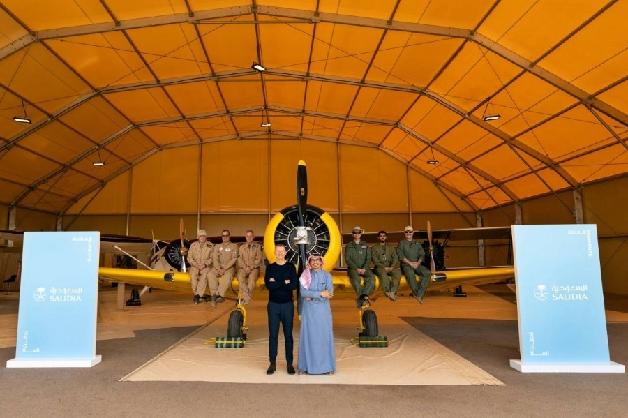  خالد طاش، رئيس التسويق لمجموعة الخطوط السعودية، و السيد فيليب جونز، رئيس إدارة الوجهات والتسويق في الهيئة الملكية لمحافظة العلا خلال توقيع اتفاقية الرعاية لمهرجان سماء العلا في متحف الطائرات الكلاسيكية بمطار العلا الدولي يوم 11 مارس 2022.