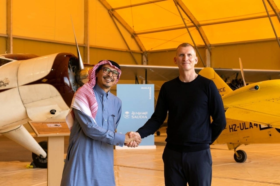  خالد طاش، رئيس التسويق لمجموعة الخطوط السعودية، و السيد فيليب جونز، رئيس إدارة الوجهات والتسويق في الهيئة الملكية لمحافظة العلا خلال توقيع اتفاقية الرعاية لمهرجان سماء العلا في متحف الطائرات الكلاسيكية بمطار العلا الدولي يوم 11 مارس 2022.