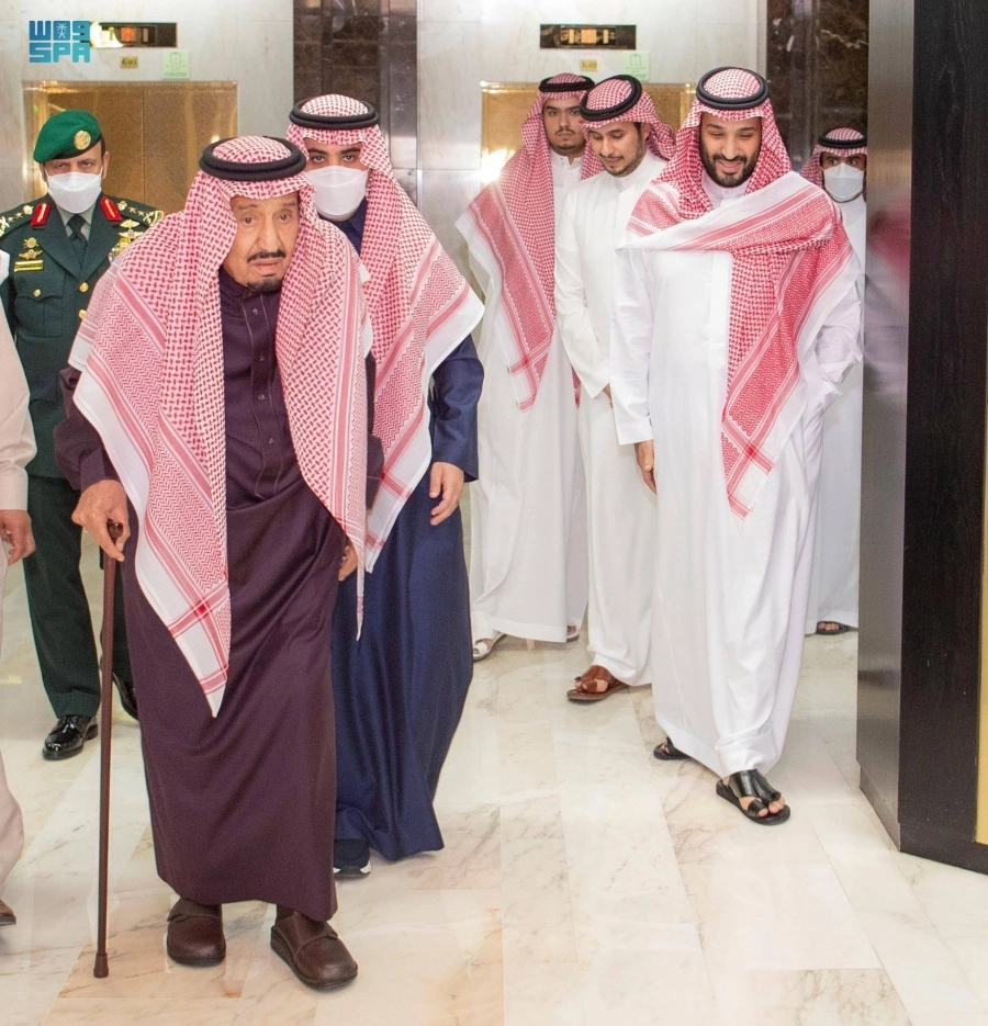 






الملك سلمان لدى مغادرته المستشفى                     (واس)