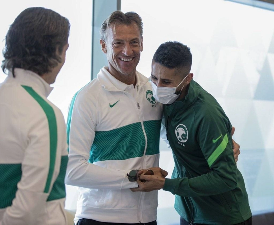 سلمان الفرج يمازح المدير الفني هيرفي رينارد