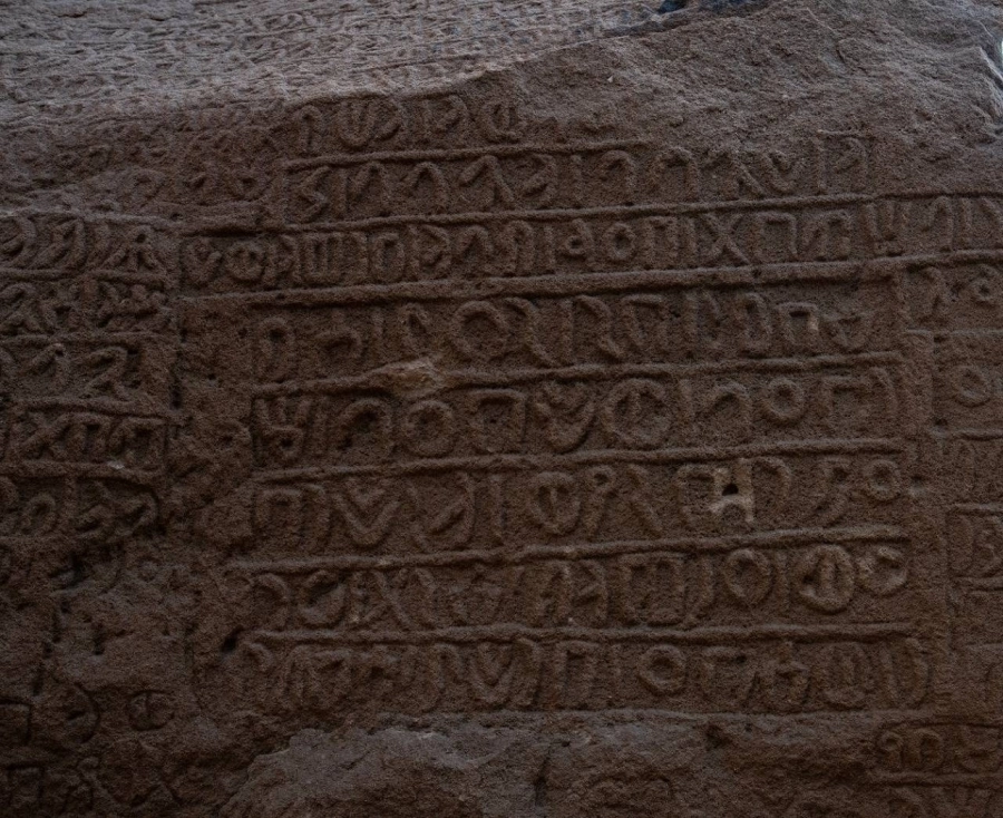 جبل عكمة في العلا 