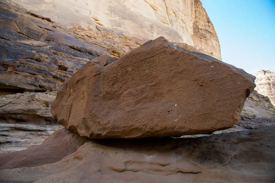 جبل عكمة في العلا 