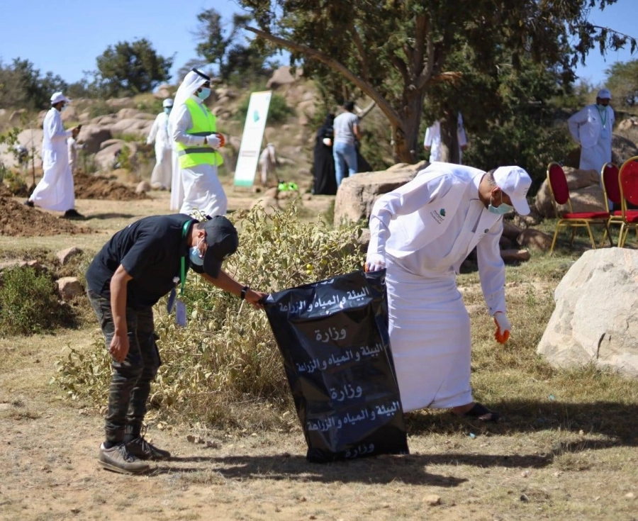 مشاركون في حملات النظافة (مكة) 