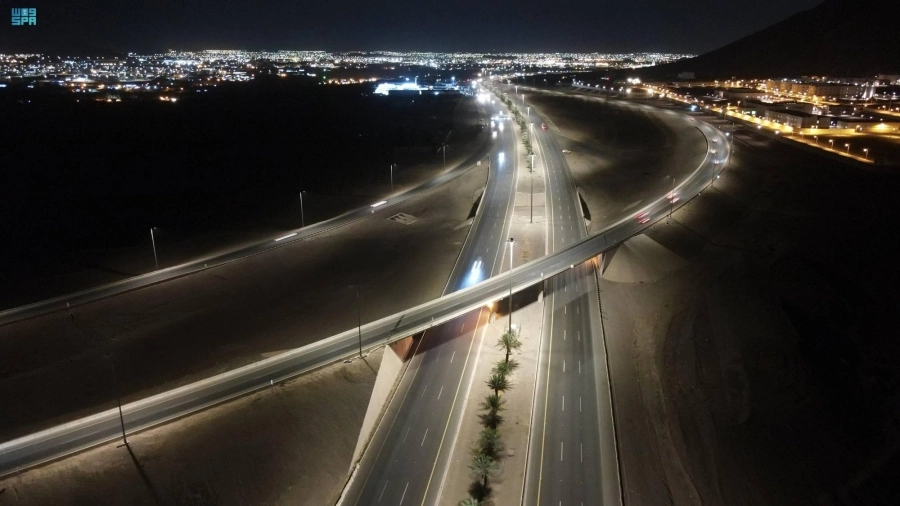 طريق المدينة مكة السريع كما يبدو في المساء (مكة)