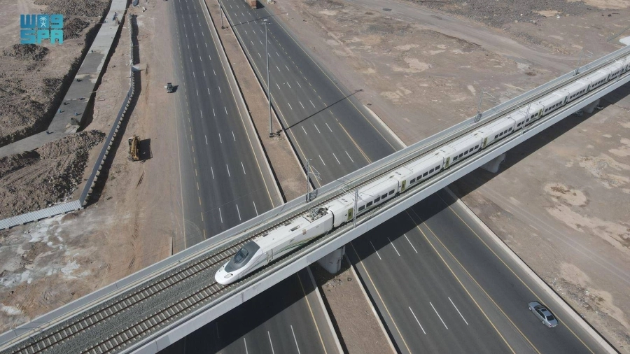 قطار الحرمين يمر فوق الطريق السريع (مكة)
