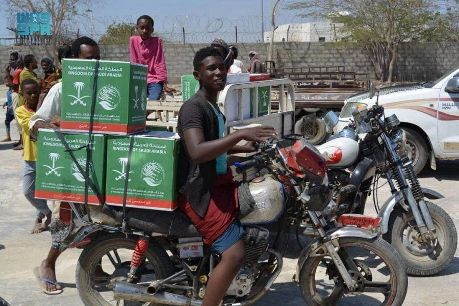 






يمني يحمل سلالا غذائية على دراجة نارية                 (واس)