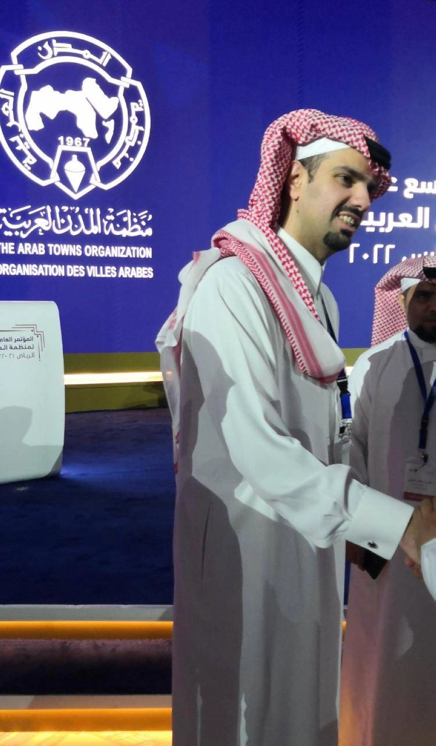 امين منطقة الرياض الأمير فيصل بن عياف بعد انتهاء جلسة الحوار الأولى لليوم الأول من المؤتمر لمنظمة المدن العربية