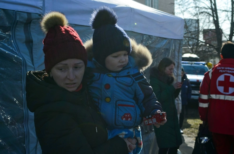 عائلة أوكرانية نازحة بسبب الحرب (د ب أ )