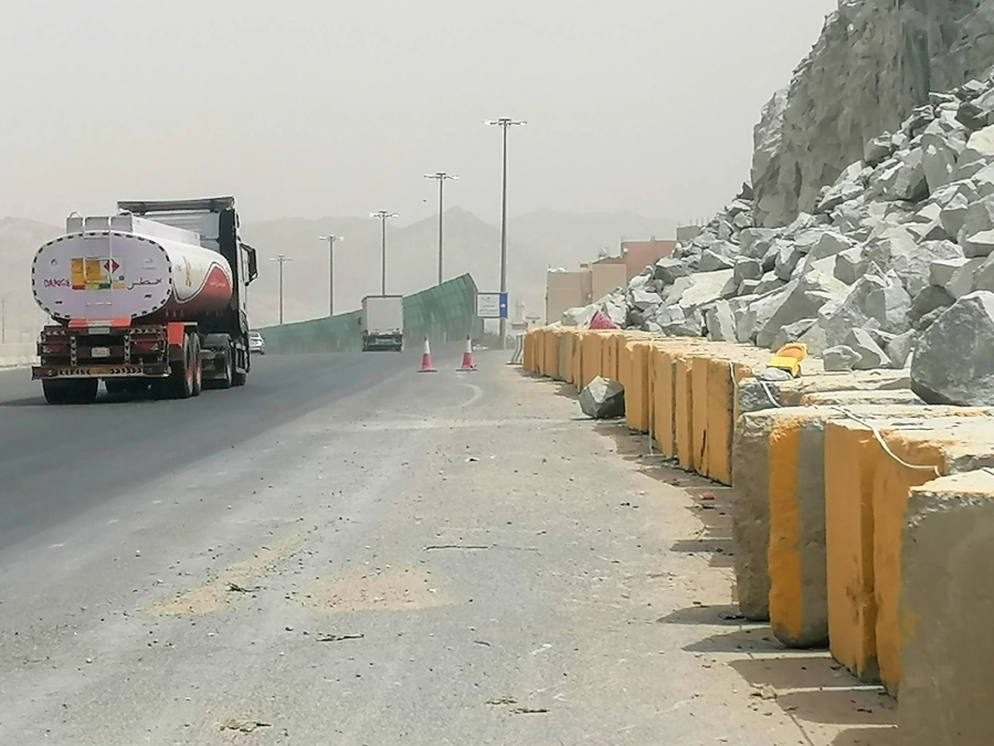 معدات أحد مشاريع الخط الدائري الرابع في العاصمة المقدسة تعمل في تكسير الصخور وتفتيتها، معرضة السيارات المارة للخطر بسبب ضعف المصدات الموضوعة على حافة المشروع.
