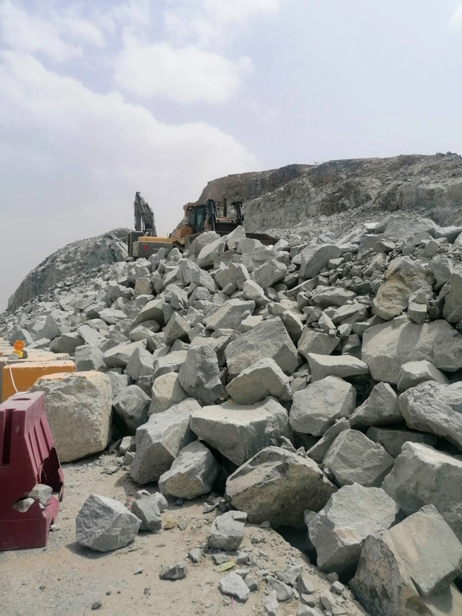 معدات أحد مشاريع الخط الدائري الرابع في العاصمة المقدسة تعمل في تكسير الصخور وتفتيتها، معرضة السيارات المارة للخطر بسبب ضعف المصدات الموضوعة على حافة المشروع.
