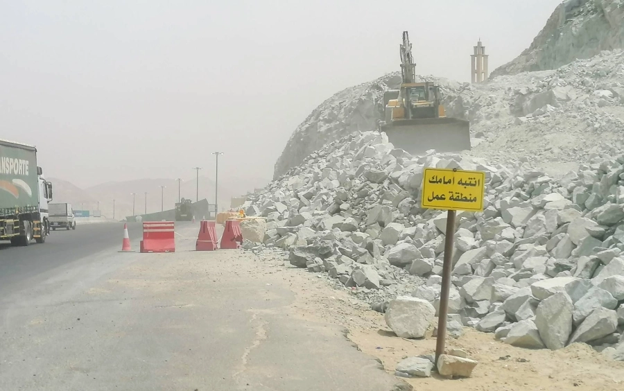 معدات أحد مشاريع الخط الدائري الرابع في العاصمة المقدسة تعمل في تكسير الصخور وتفتيتها، معرضة السيارات المارة للخطر بسبب ضعف المصدات الموضوعة على حافة المشروع.
