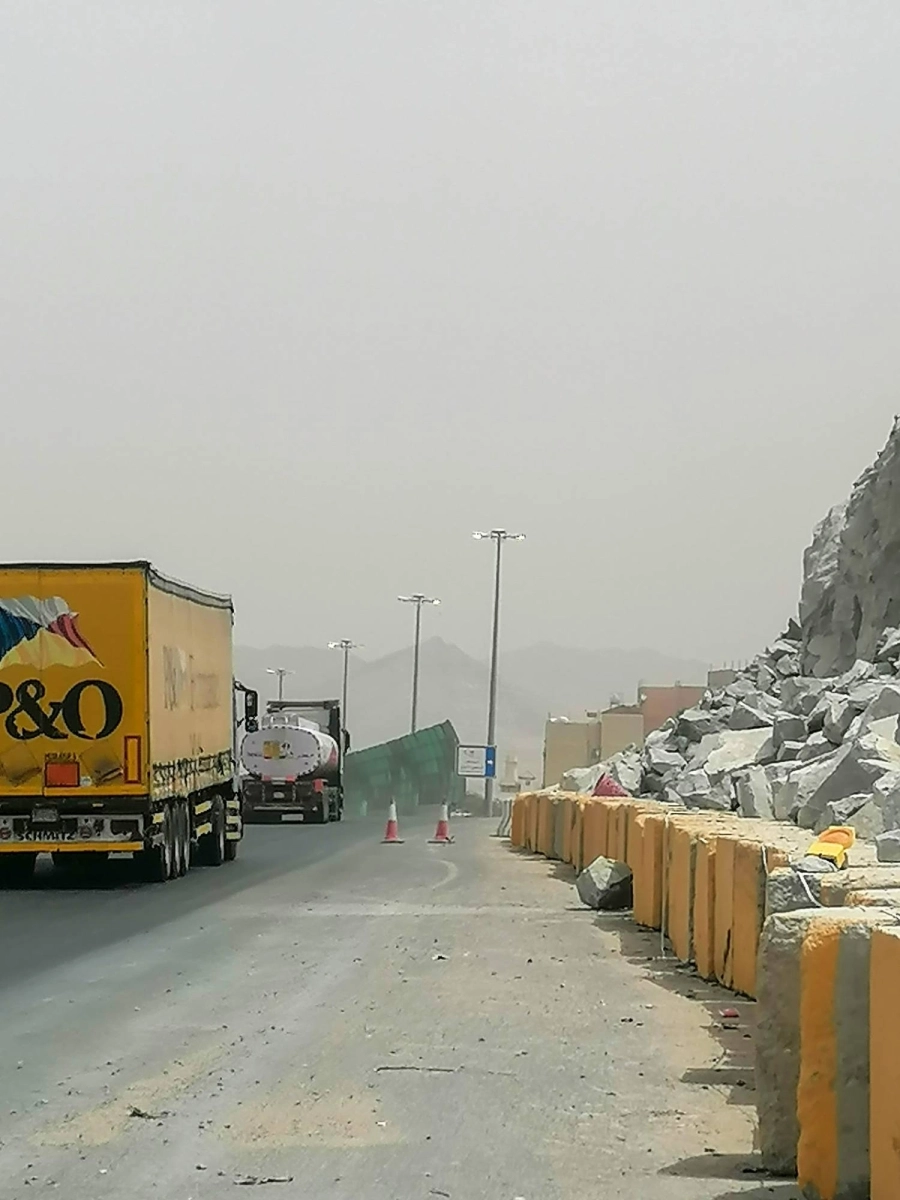 معدات أحد مشاريع الخط الدائري الرابع في العاصمة المقدسة تعمل في تكسير الصخور وتفتيتها، معرضة السيارات المارة للخطر بسبب ضعف المصدات الموضوعة على حافة المشروع.
