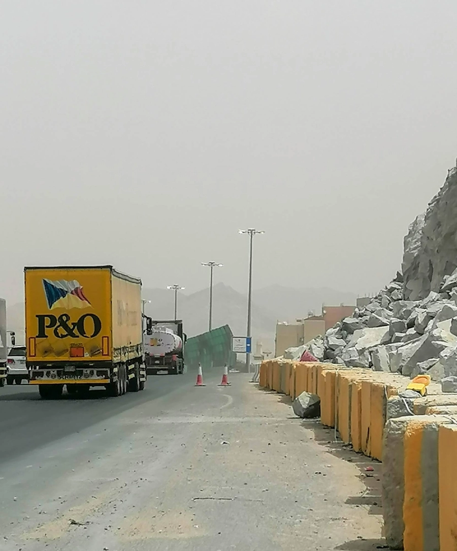 معدات أحد مشاريع الخط الدائري الرابع في العاصمة المقدسة تعمل في تكسير الصخور وتفتيتها، معرضة السيارات المارة للخطر بسبب ضعف المصدات الموضوعة على حافة المشروع.
