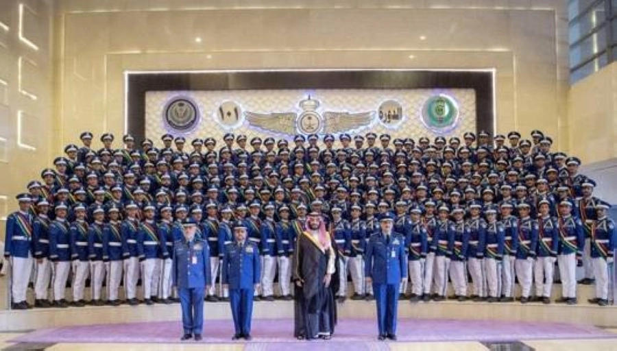 ولي العهد يرعى حفل تخريج الدفعة 101 من طلبة كلية الملك فيصل الجوية (واس)