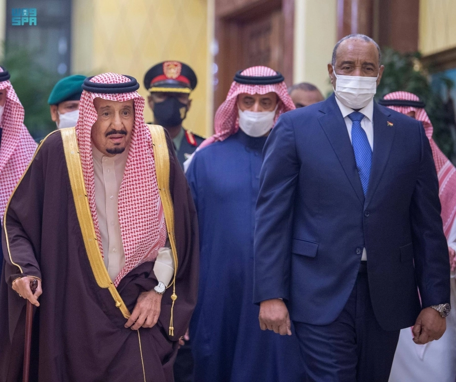 الملك سلمان خلال استقباله عبدالفتاح البرهان (واس)