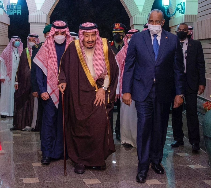 الملك سلمان خلال استقباله عبدالفتاح البرهان (واس) 