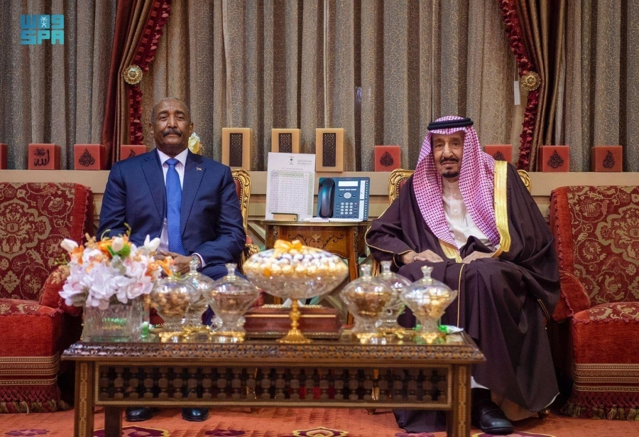 الملك سلمان خلال استقباله عبدالفتاح البرهان (واس) 