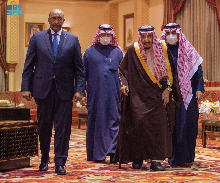 الملك سلمان خلال استقباله عبدالفتاح البرهان (واس) 