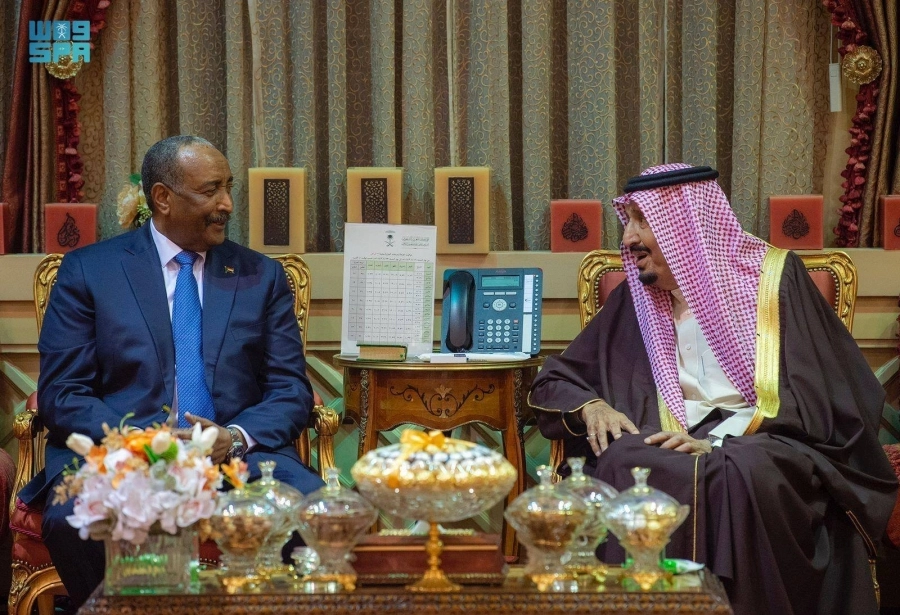 الملك سلمان خلال استقباله عبدالفتاح البرهان (واس) 