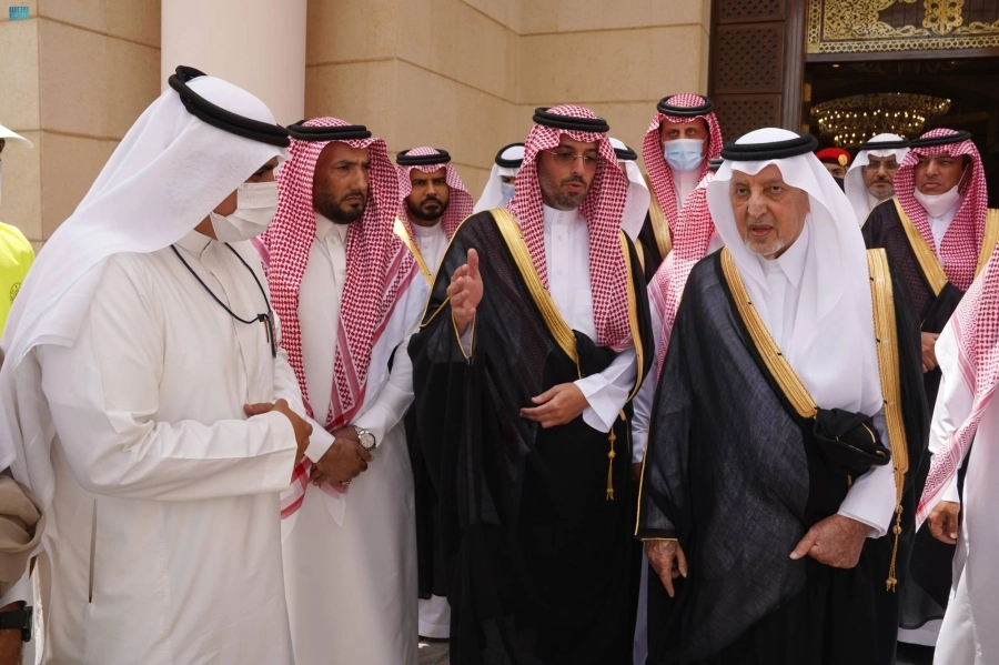 الفيصل يستمع لشرح عن المشاريع (مكة)