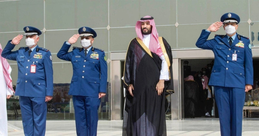 الأمير محمد بن سلمان لدى رعايته حفل تخريج الطلبة أمس (واس)