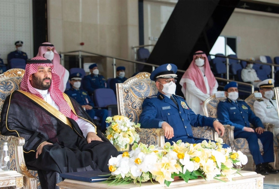 الأمير محمد بن سلمان لدى رعايته حفل تخريج الطلبة أمس (واس)